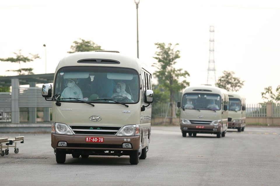 Xe đưa người mắc COVID -19 ở Guinea Xích đạo về tới bệnh viện Nhiệt đới ảnh 1