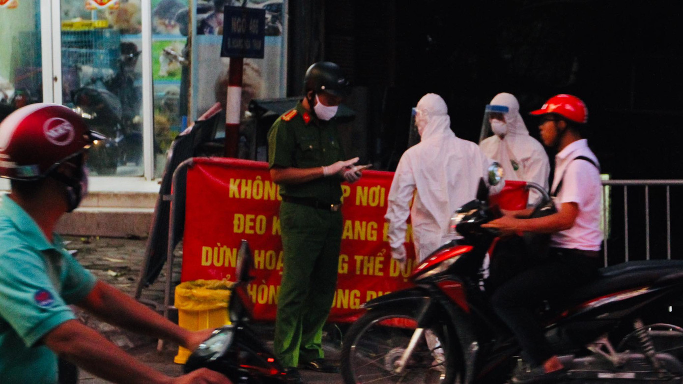 Hà Nội phong toả thêm một khu dân cư có người nghi nhiễm COVID -19 ảnh 2