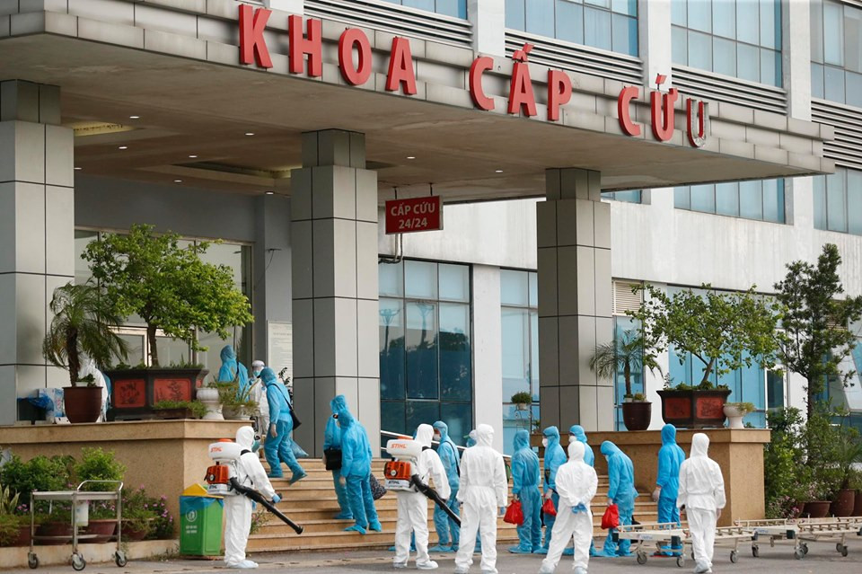 Xe đưa người mắc COVID -19 ở Guinea Xích đạo về tới bệnh viện Nhiệt đới ảnh 7