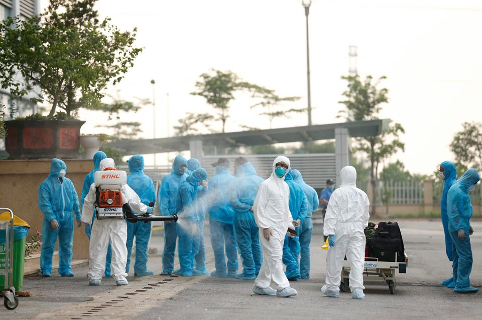 Xe đưa người mắc COVID -19 ở Guinea Xích đạo về tới bệnh viện Nhiệt đới ảnh 4