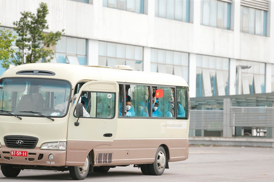 Xe đưa người mắc COVID -19 ở Guinea Xích đạo về tới bệnh viện Nhiệt đới ảnh 2