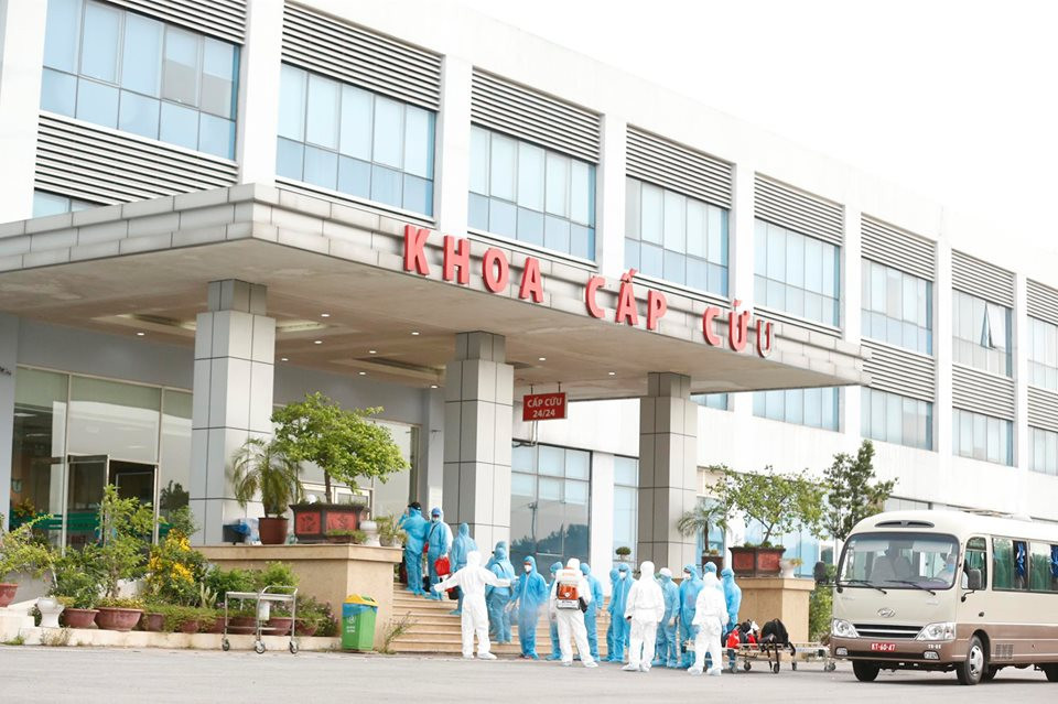 Xe đưa người mắc COVID -19 ở Guinea Xích đạo về tới bệnh viện Nhiệt đới ảnh 3