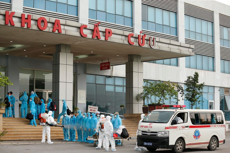 Xe đưa người mắc COVID -19 ở Guinea Xích đạo về tới bệnh viện Nhiệt đới ảnh 9