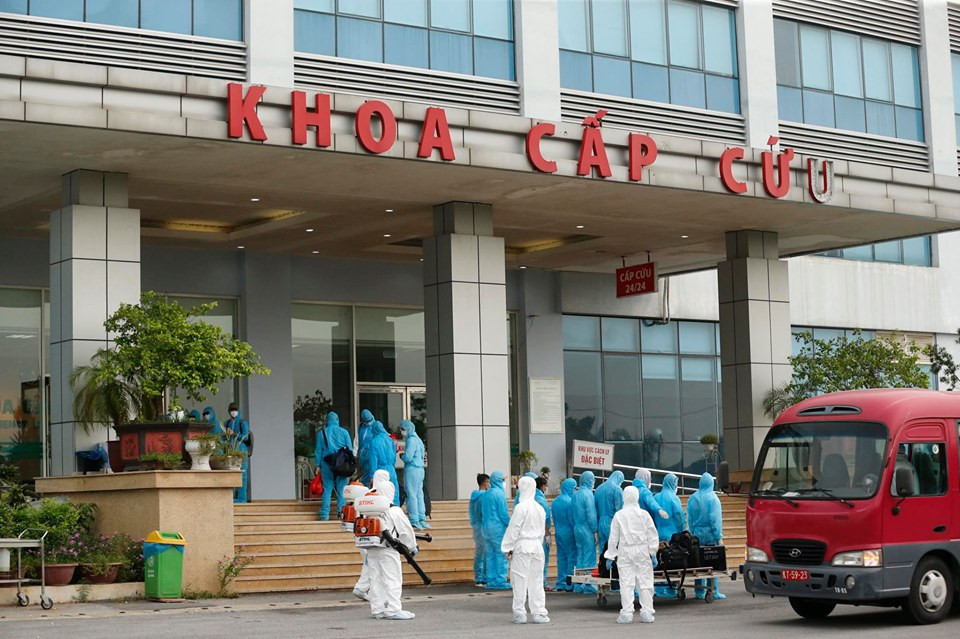 Xe đưa người mắc COVID -19 ở Guinea Xích đạo về tới bệnh viện Nhiệt đới ảnh 5