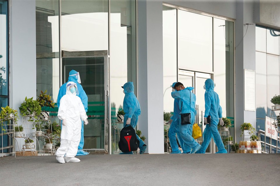 Xe đưa người mắc COVID -19 ở Guinea Xích đạo về tới bệnh viện Nhiệt đới ảnh 6