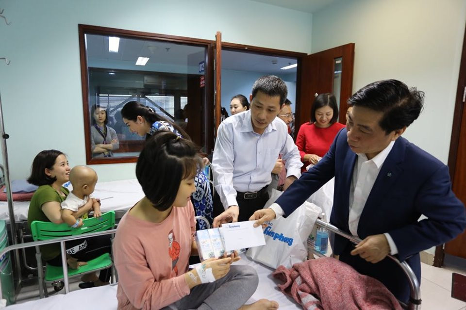 San sẻ yêu thương, nhân tình thân ái ảnh 3