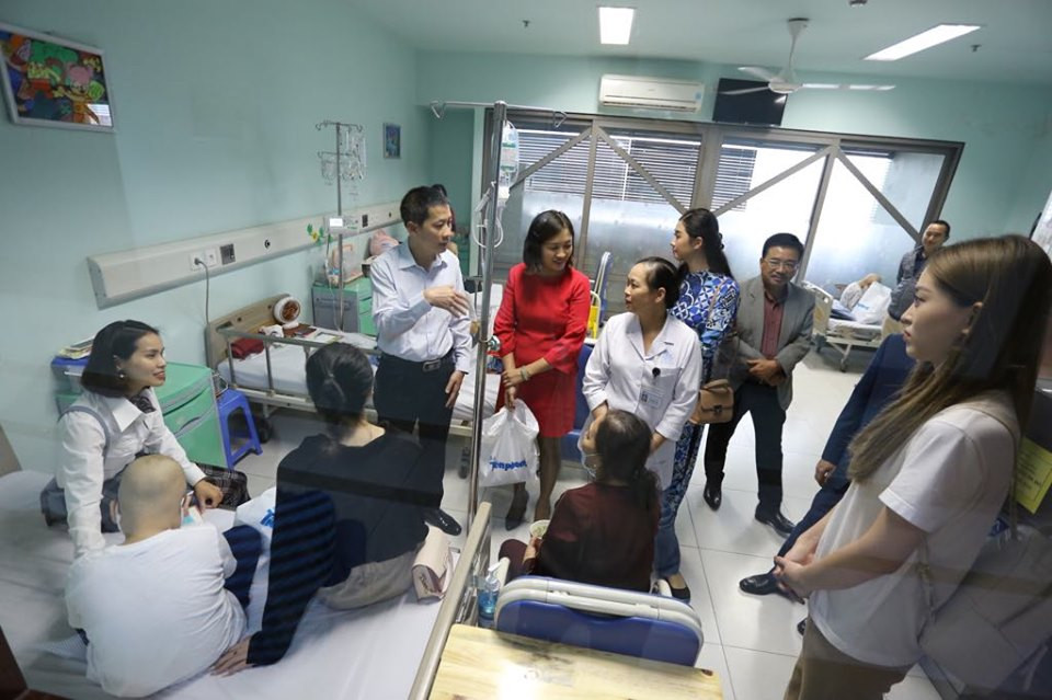 San sẻ yêu thương, nhân tình thân ái ảnh 5