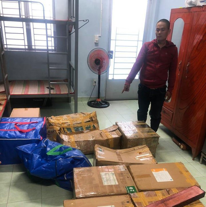 Bắt người bán vũ khí, lần ra cả kho kiếm, súng… ở Thủ Đức ảnh 2