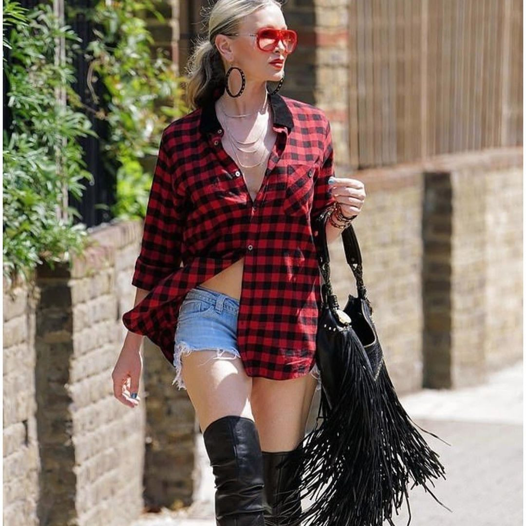 Caprice Bourret ‘quên’ nội y chạy bộ trên phố, hình thể tuổi 48 gây ‘bão’ ảnh 7