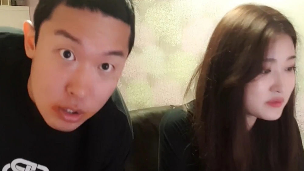 Streamer gây phẫn nộ vì cố cưỡng hôn em gái để kiếm tiền ảnh 1