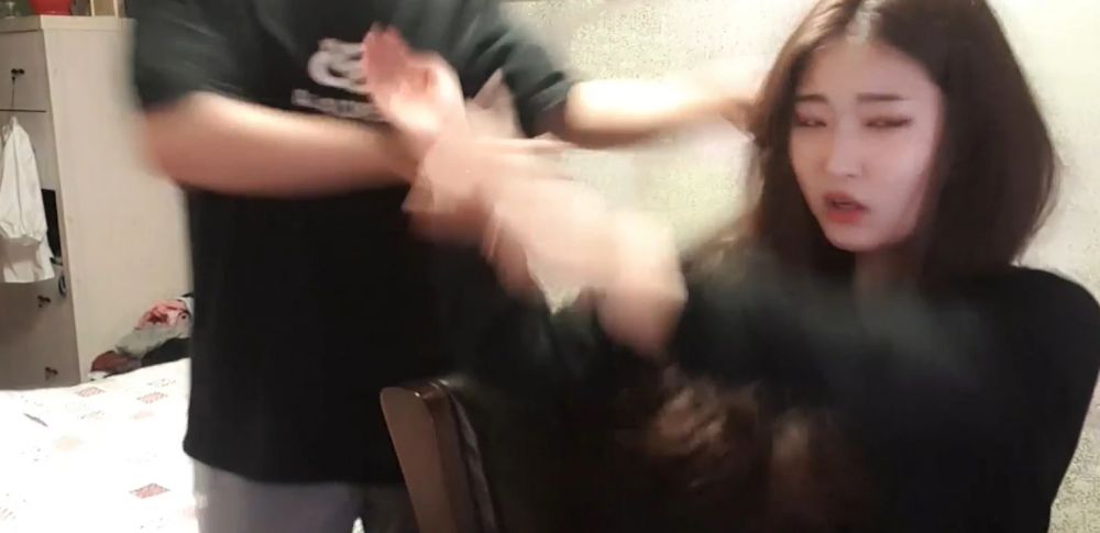 Streamer gây phẫn nộ vì cố cưỡng hôn em gái để kiếm tiền ảnh 3