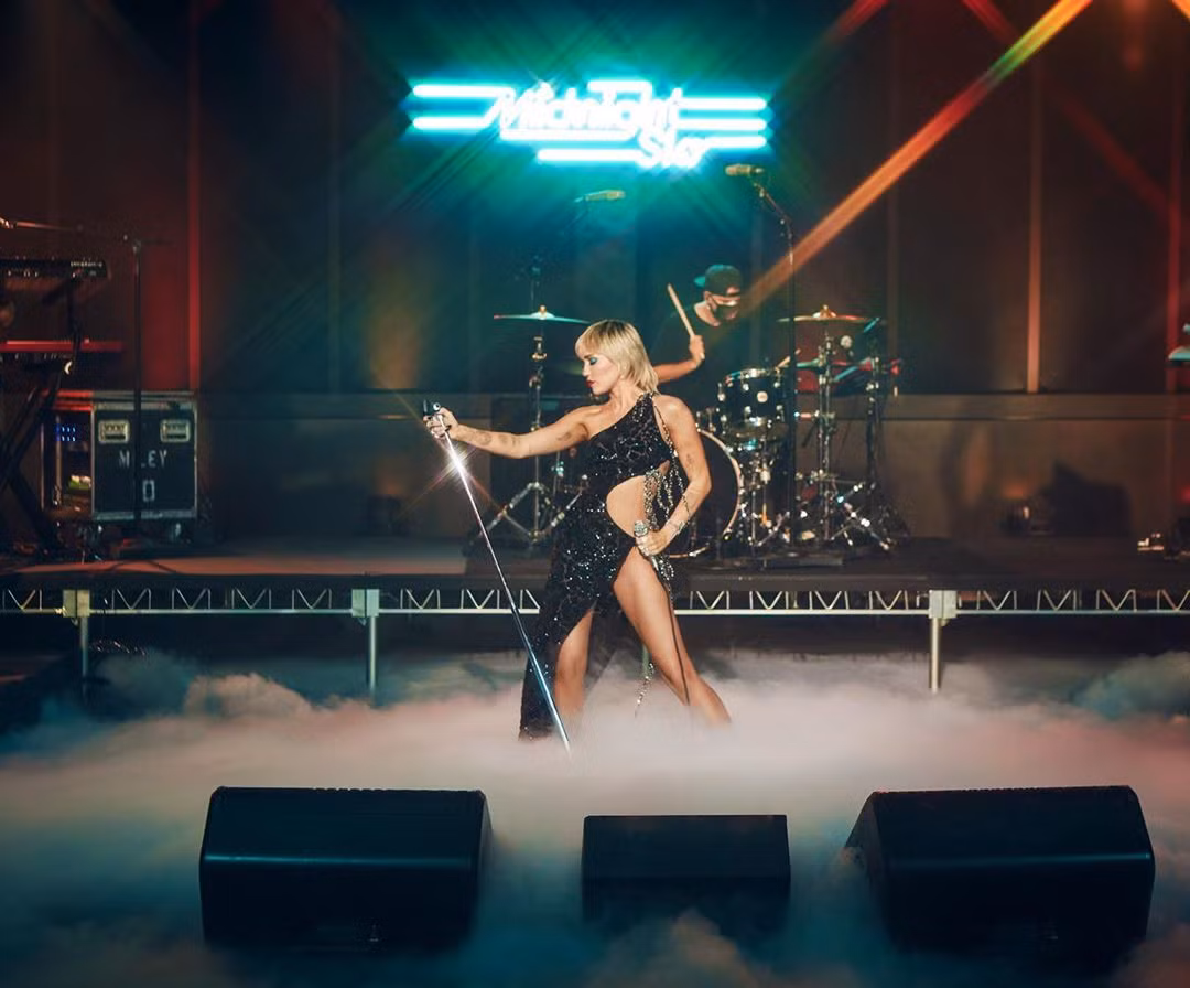 ‘Nóng mặt’ với bộ xáy xẻ hông cao vút của Miley Cyrus ảnh 1