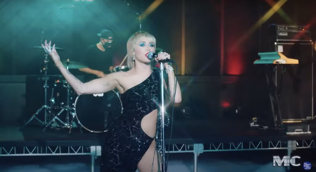 ‘Nóng mặt’ với bộ xáy xẻ hông cao vút của Miley Cyrus ảnh 4