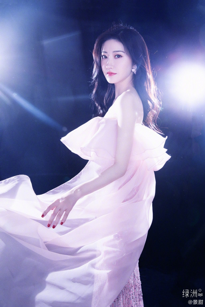 ‘Đệ nhất mỹ nữ Bắc Kinh’ Cảnh Điềm khoe vai trần nõn nà gợi cảm ảnh 6