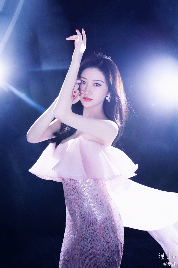 ‘Đệ nhất mỹ nữ Bắc Kinh’ Cảnh Điềm khoe vai trần nõn nà gợi cảm ảnh 3