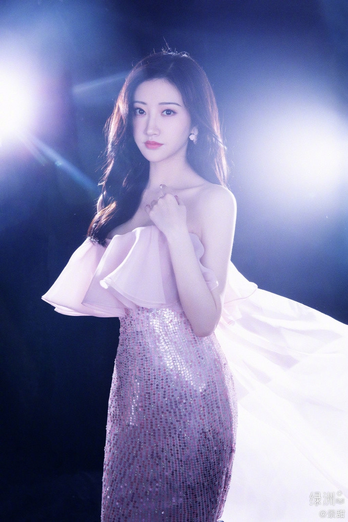‘Đệ nhất mỹ nữ Bắc Kinh’ Cảnh Điềm khoe vai trần nõn nà gợi cảm ảnh 4