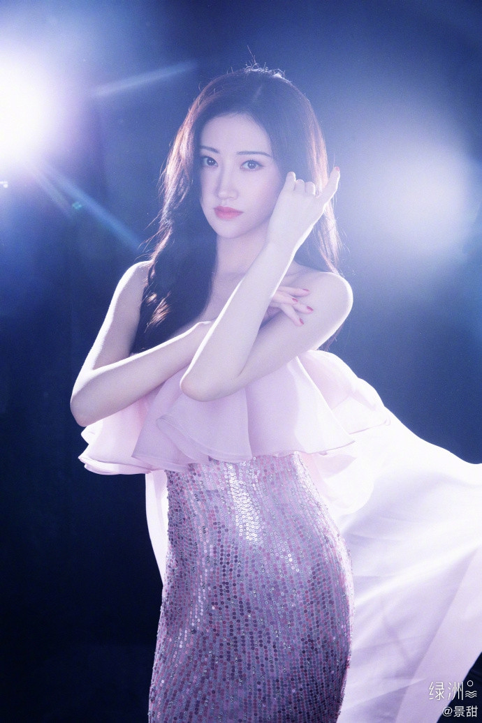 ‘Đệ nhất mỹ nữ Bắc Kinh’ Cảnh Điềm khoe vai trần nõn nà gợi cảm ảnh 1