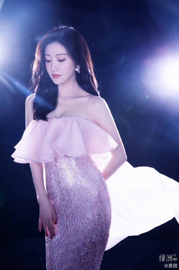 ‘Đệ nhất mỹ nữ Bắc Kinh’ Cảnh Điềm khoe vai trần nõn nà gợi cảm ảnh 2