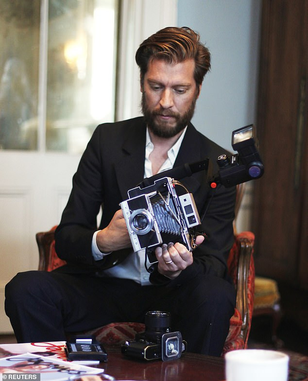 Emily Ratajkowski tiết lộ bị nhiếp ảnh gia tấn công tình dục khi chụp ảnh khỏa thân ảnh 2