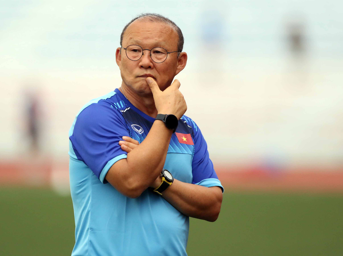 Biểu cảm khác lạ của HLV Park Hang Seo trên sân Rizal Memo ảnh 2