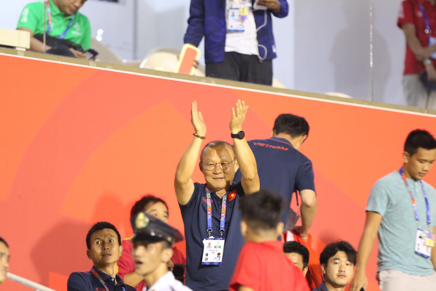 U22 Việt Nam 'xả trại', ông Park đi cổ vũ bóng đá nữ cuồng nhiệt ảnh 1