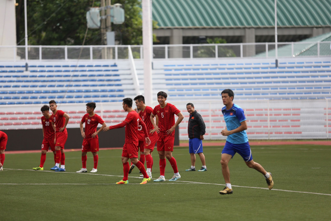 HLV Park Hang Seo trầm ngâm trên sân tập U22 Việt Nam ảnh 1