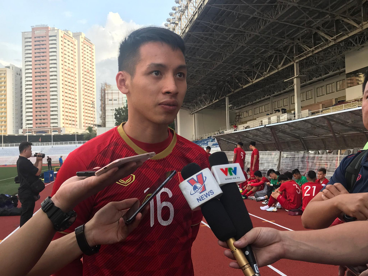 Biểu cảm khác lạ của HLV Park Hang Seo trên sân Rizal Memo ảnh 8