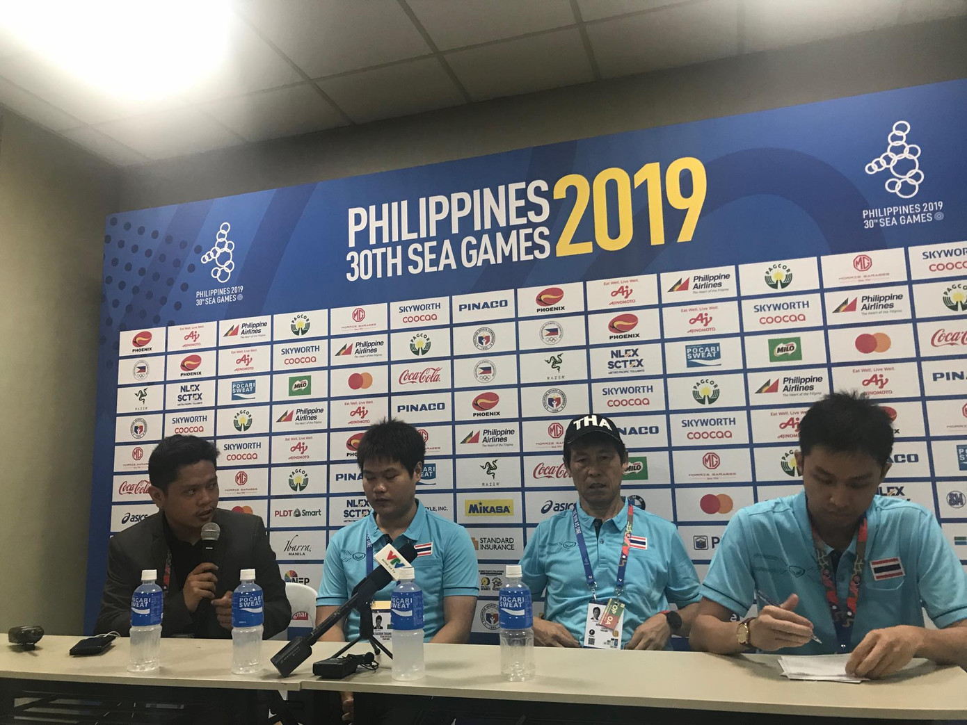 Báo chí Thái Lan chất vấn HLV Akira Nishino sau trận thua sốc Indonesia ảnh 1