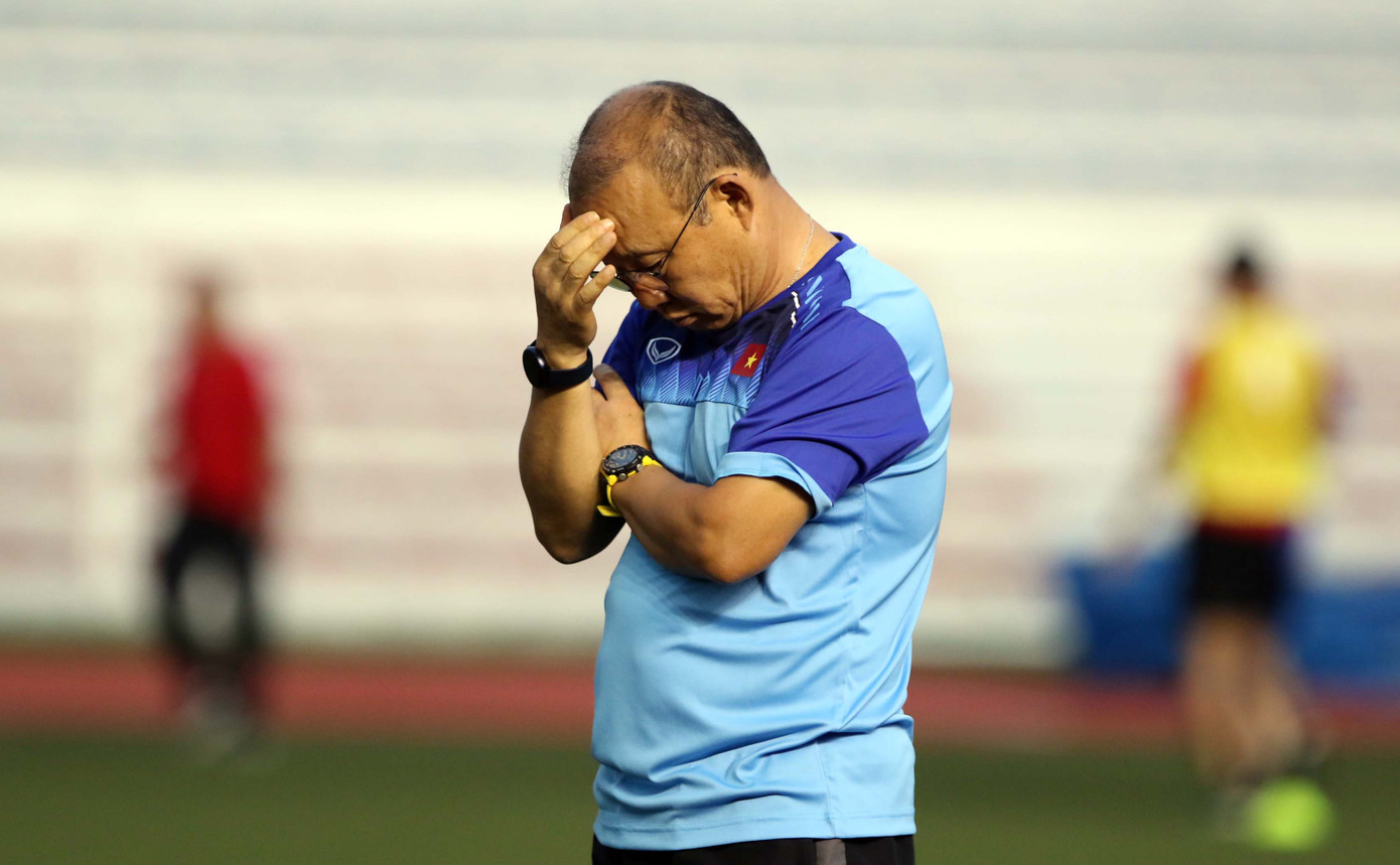 Biểu cảm khác lạ của HLV Park Hang Seo trên sân Rizal Memo ảnh 4