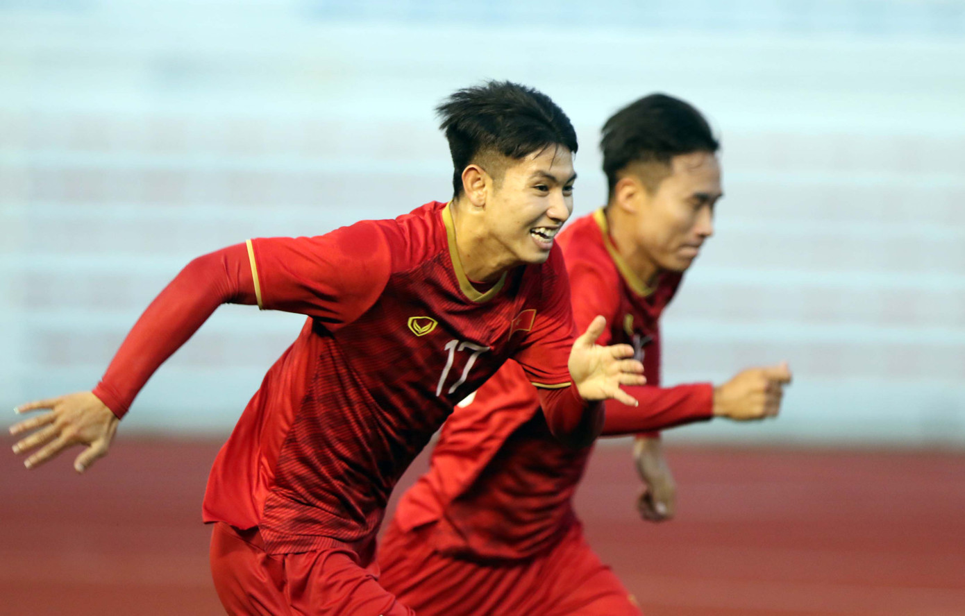 Biểu cảm khác lạ của HLV Park Hang Seo trên sân Rizal Memo ảnh 5