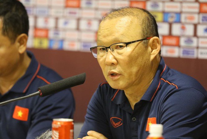 Phóng viên UAE hỏi xoáy về chiếc thẻ đỏ, ông Park đáp xoay cực đỉnh ảnh 1