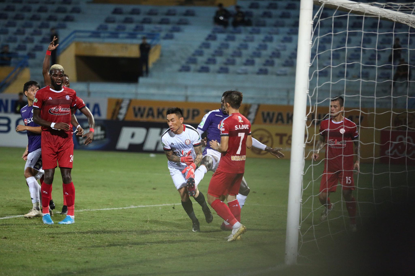 Trọng tài mắc sai lầm trong chiến thắng của Hà Nội trước Tp Hồ Chí Minh? ảnh 1