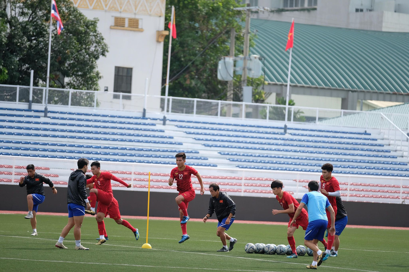 U22 Việt Nam tập nhẹ, thày Park trầm ngâm lo kế đấu Indonesia ảnh 2