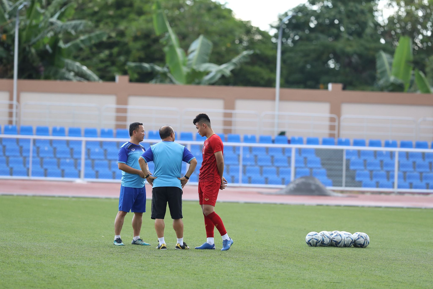 Làm quen sân đấu, thầy Park nói ‘than thở có ích gì’ ảnh 1