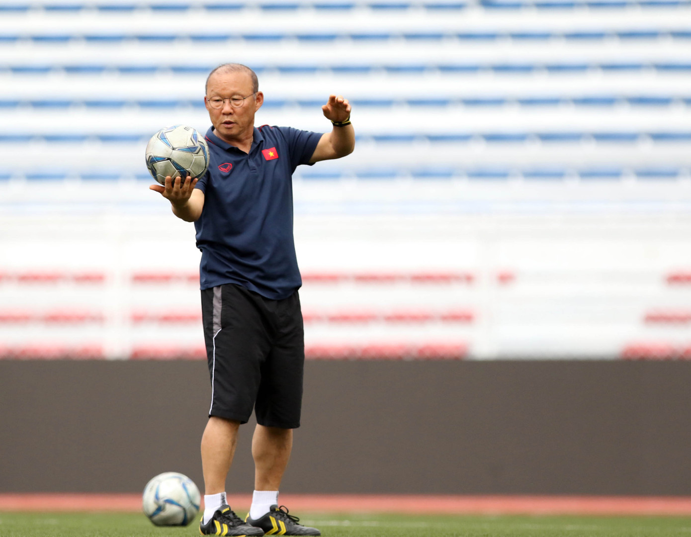 Những sắc thái biểu cảm của HLV Park Hang Seo trước đại chiến U22 Indonesia ảnh 3