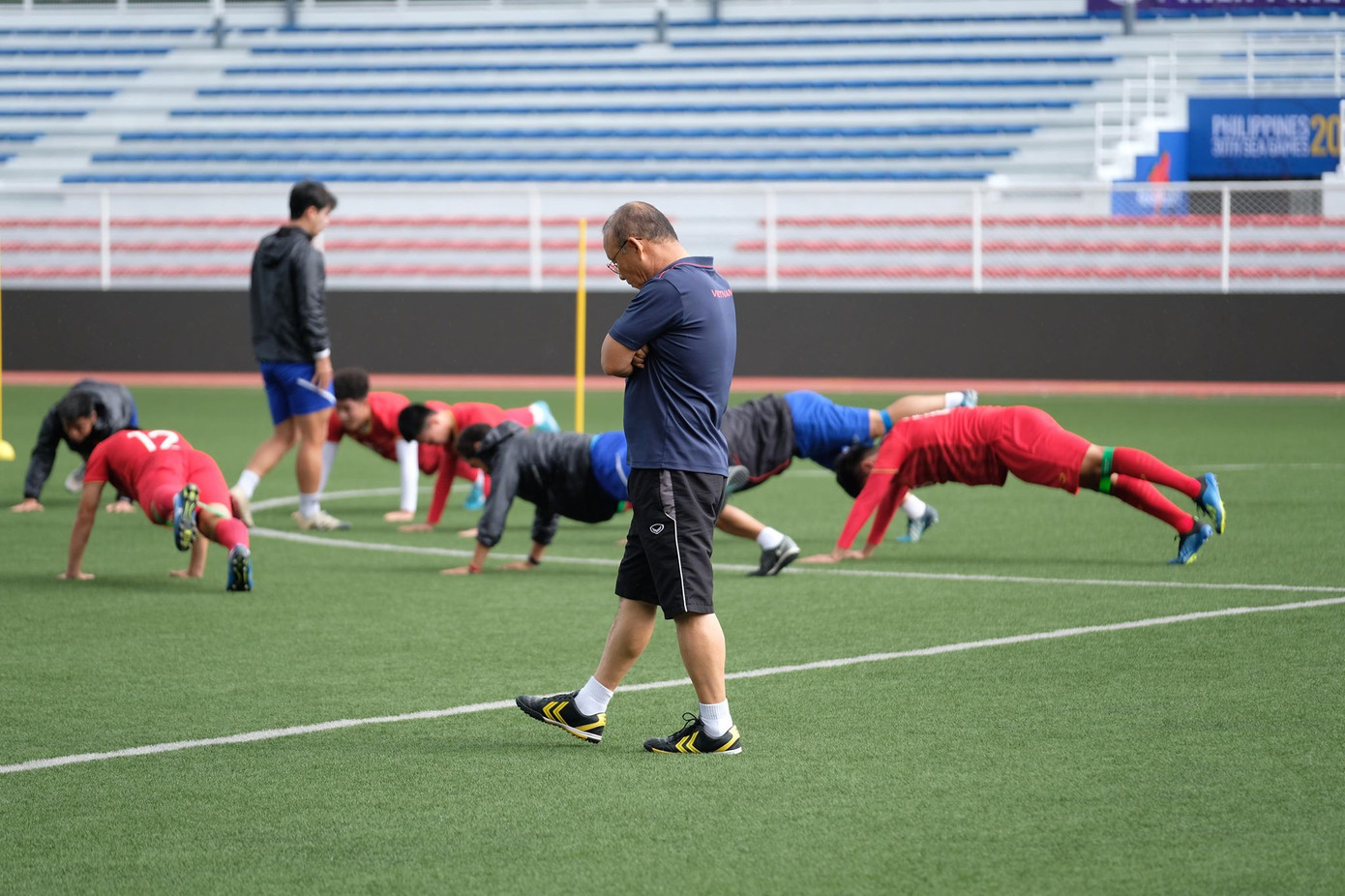 U22 Việt Nam tập nhẹ, thày Park trầm ngâm lo kế đấu Indonesia ảnh 3