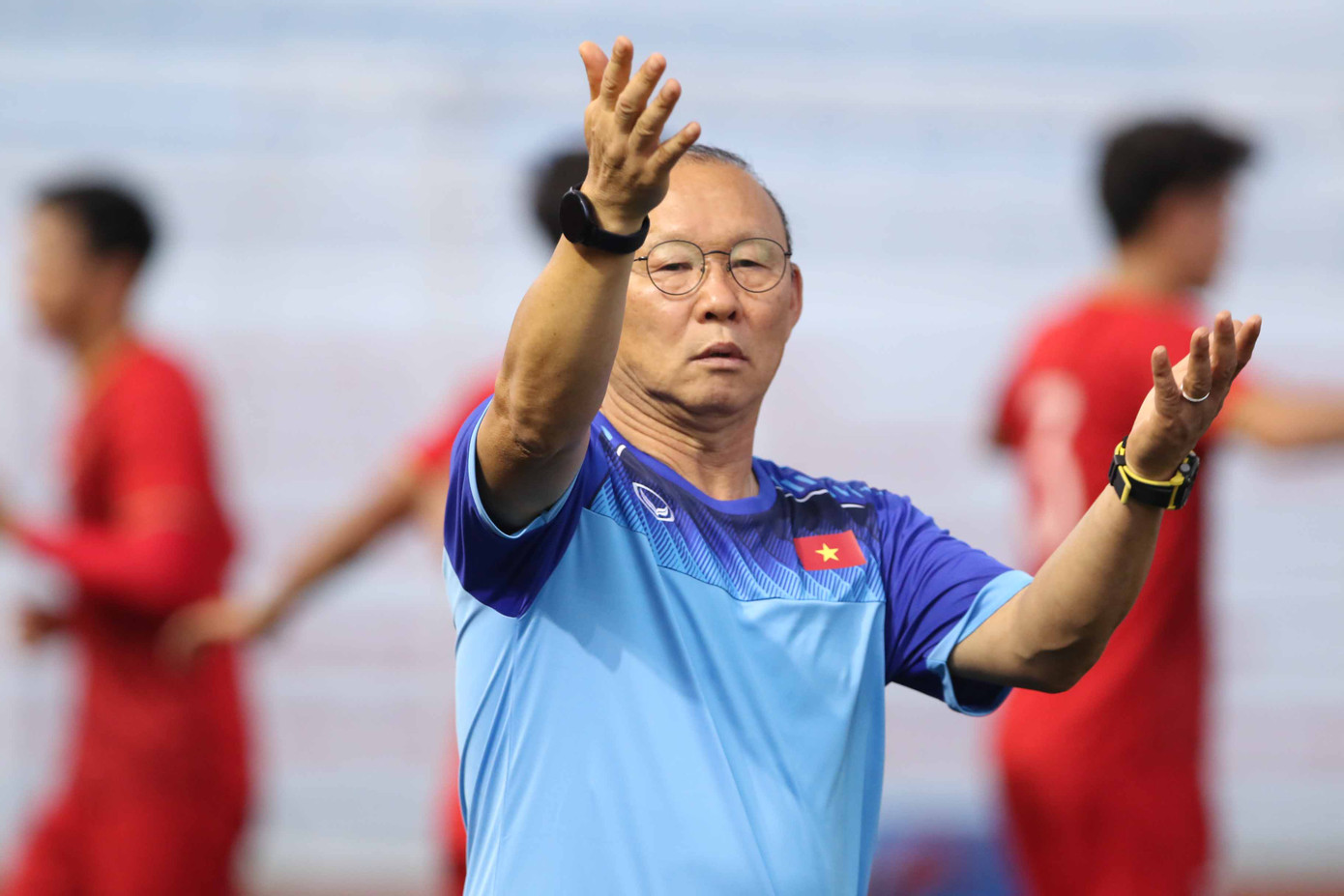 Biểu cảm khác lạ của HLV Park Hang Seo trên sân Rizal Memo ảnh 3