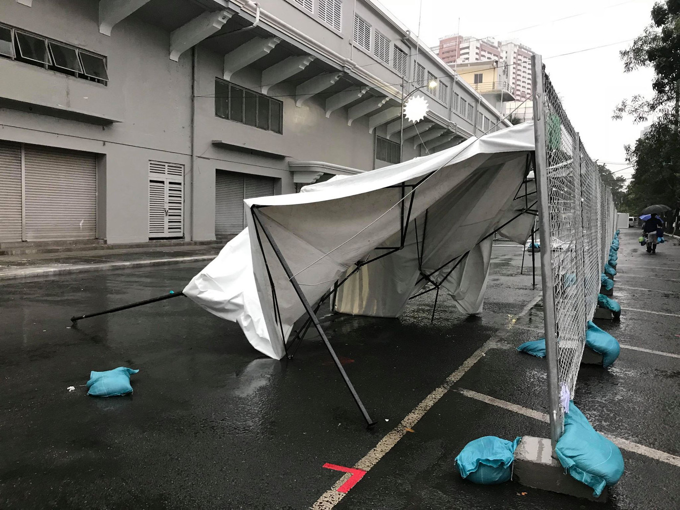 Bão Kammuri gây mưa như trút trên sân đấu của U22 Việt Nam ảnh 2