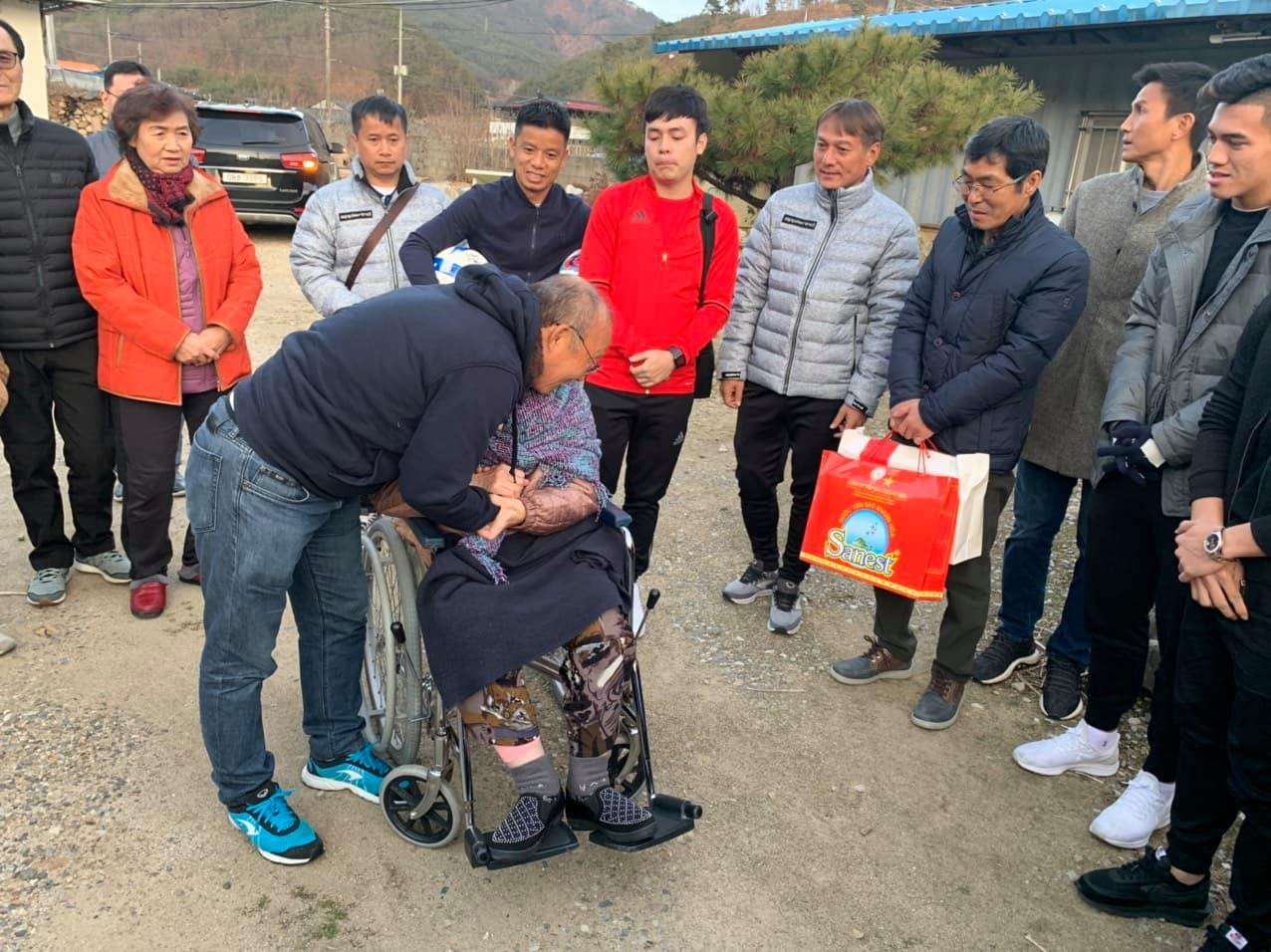 Cảm động hình ảnh HLV Park Hang Seo về thăm mẹ già ảnh 1