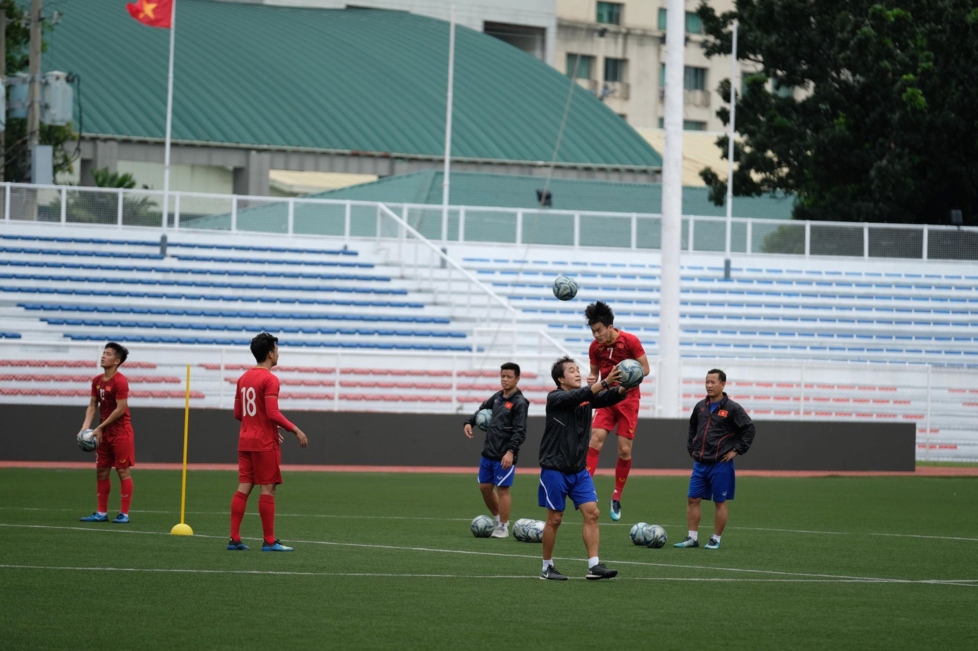 U22 Việt Nam tập nhẹ, thày Park trầm ngâm lo kế đấu Indonesia ảnh 1