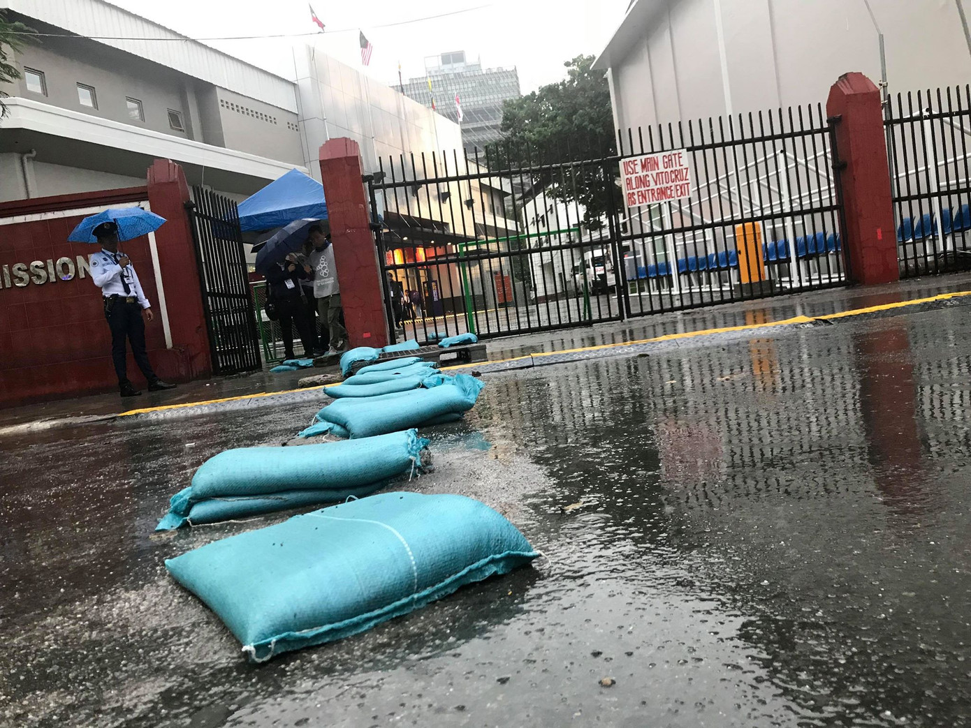 Bão Kammuri gây mưa như trút trên sân đấu của U22 Việt Nam ảnh 1