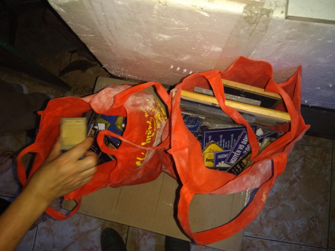 Đau đớn tìm hũ cốt người thân ở chùa Kỳ Quang 2, thấy bài vị-di ảnh vứt khắp nơi ảnh 11