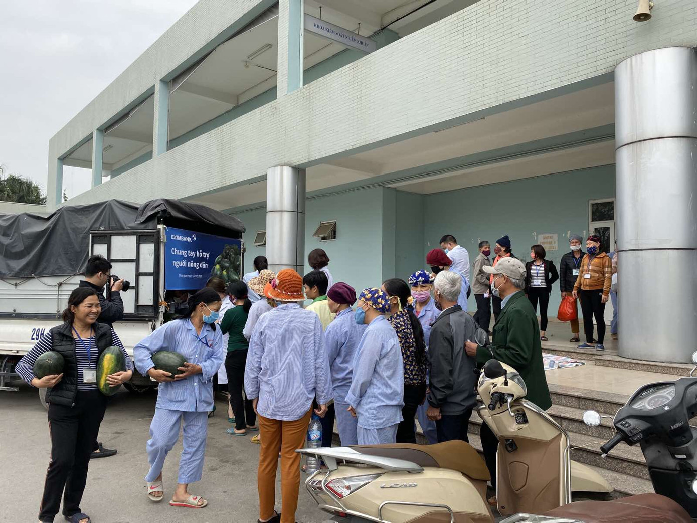 Eximbank tiếp tục chung tay hỗ trợ người dân trong mùa dịch Covid-19 ảnh 1