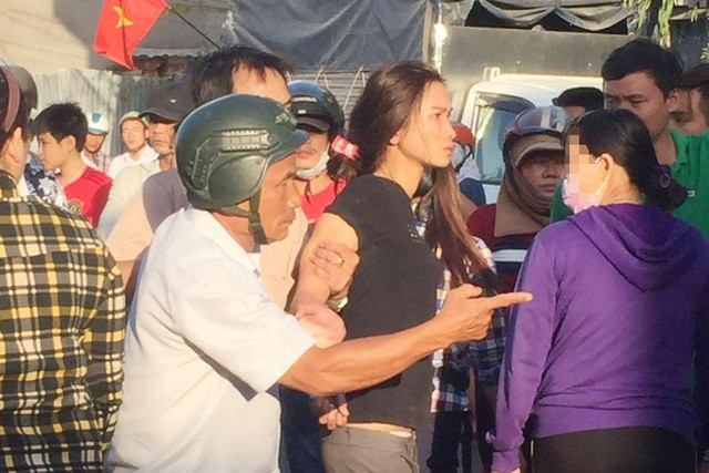 Dì tưới xăng thiêu sống cháu 6 tuổi để đòi nợ? ảnh 1