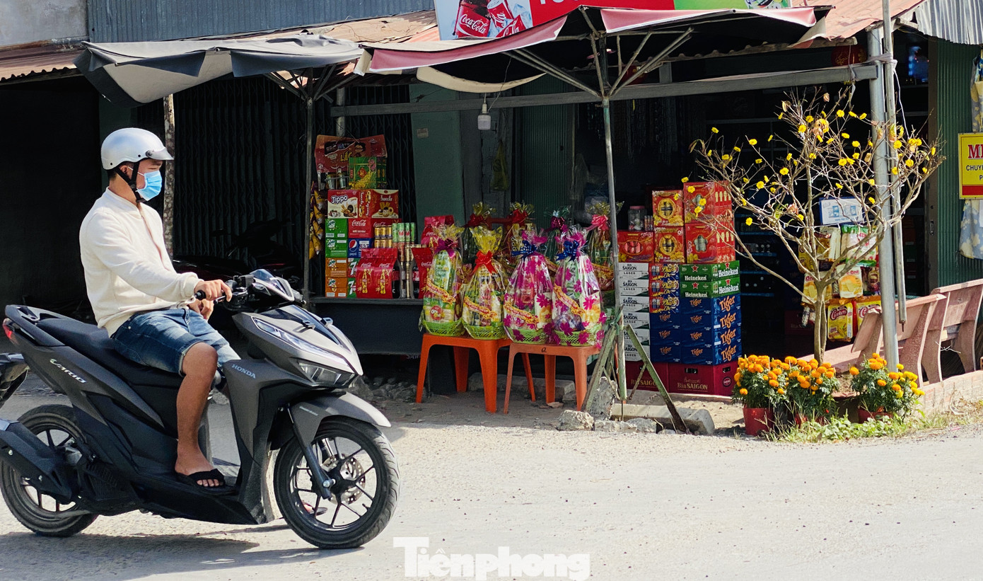 Dân miền Tây 'tay xách, nách mang' quà Tết chúc người thân đầu năm mới ảnh 7