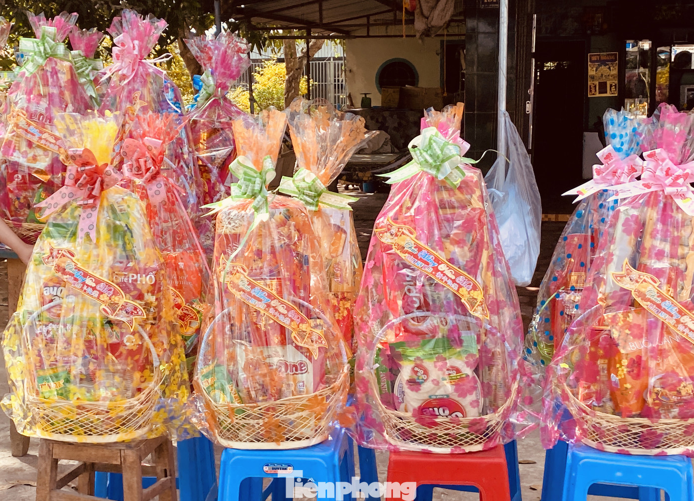 Dân miền Tây 'tay xách, nách mang' quà Tết chúc người thân đầu năm mới ảnh 8