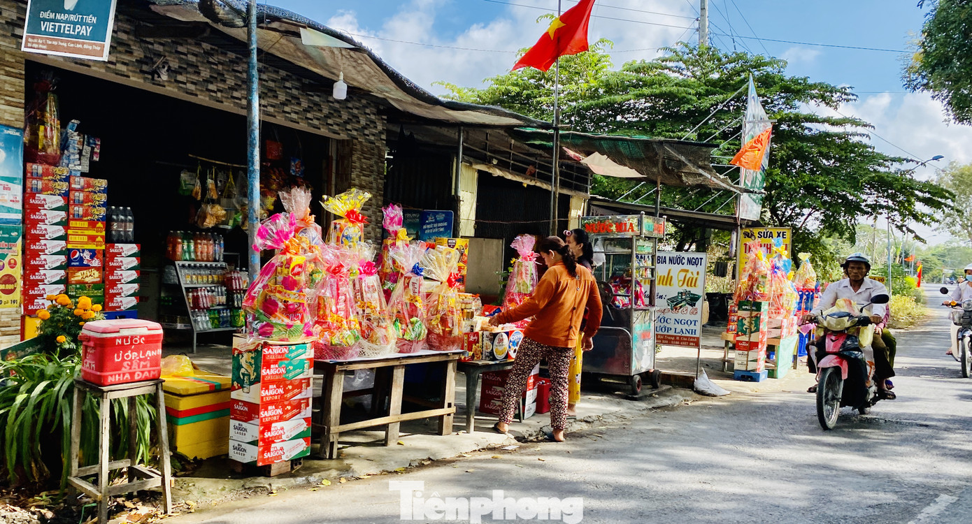 Dân miền Tây 'tay xách, nách mang' quà Tết chúc người thân đầu năm mới ảnh 6