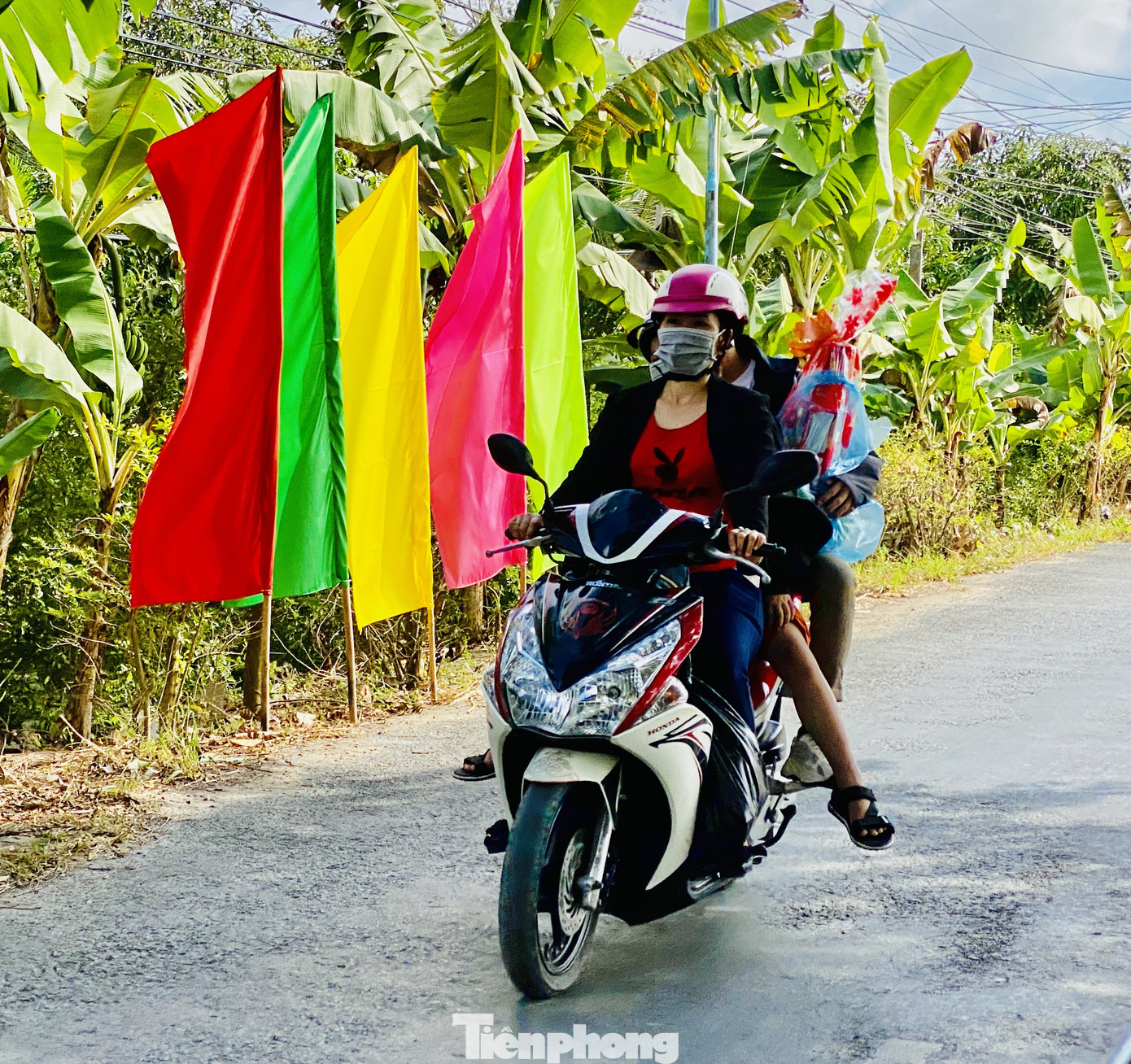 Dân miền Tây 'tay xách, nách mang' quà Tết chúc người thân đầu năm mới ảnh 10