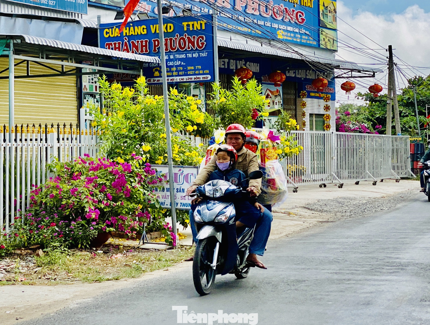 Dân miền Tây 'tay xách, nách mang' quà Tết chúc người thân đầu năm mới ảnh 12