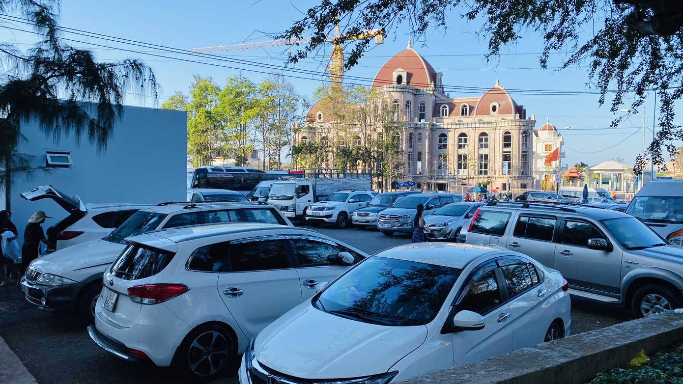 Bãi biển Phan Thiết chật kín người ngày mùng 4 Tết ảnh 15